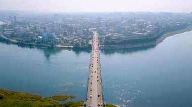Rusya, Irkutsk. Glazkovsky Köprüsü. Angara Nehri Dron üzerinden köprü  