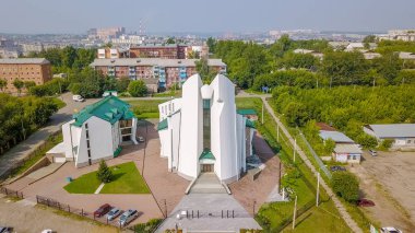 Rusya, Irkutsk - 27 Temmuz 2018: Tanrı'nın annesi tertemiz kalbinde katedral. Katolik Kilisesi, Protestan Kilisesi. Mimari tarzı - yapısalcılık, Dron üzerinden  