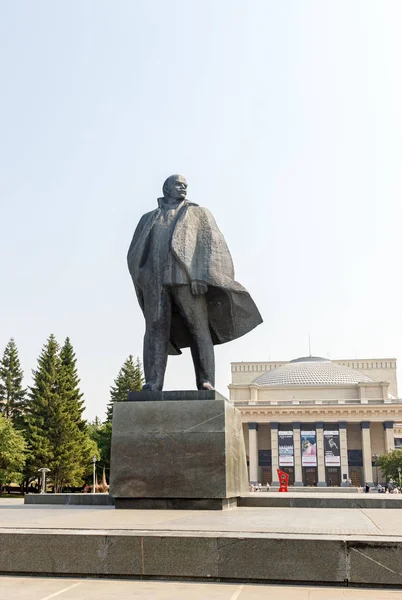 俄罗斯 新西伯利亚 2018年7月19日 雕塑组成纪念碑弗拉基米尔伊里奇列宁 安装在城市中心广场 — 图库照片