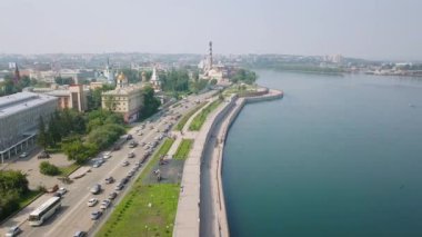 Rusya, Irkutsk. Moskova Kapısı. Angara Nehri 'nin kenarındaki toprak parçası. Video kaydı. UltraHD (4K)
