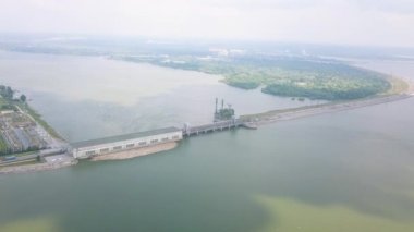 Novosibirsk Hidroelektrik Santrali, Novosibirsk 'in Sovyet bölgesinde Ob Nehri üzerinde bulunan bir hidroelektrik santralidir. Ob Nehri 'ndeki tek hidroelektrik santrali. Video kaydı. UltraHD (4K)