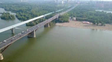 Metro Köprüsü ve Comal Köprüsü. Novosibirsk şehrinin panoraması. Ob nehrinin manzarası. - Rusya. Video kaydı. UltraHD (4K)