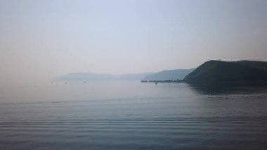 Rusya, Irkutsk. Baykal Limanı, Ustyansky Burnu. Baykal Gölü 'nden Angara Nehri' nin kaynağı. Video kaydı. UltraHD (4K)