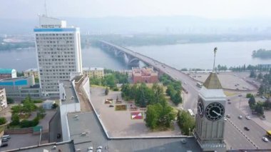 Rusya, Krasnoyarsk - 22 Temmuz 2018: Ortak köprü, şehir yönetimi. Krasnoyarsk şehrinin panoraması. Video kaydı. UltraHD (4K)