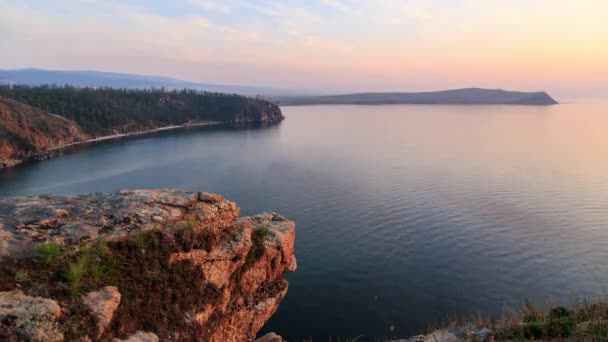 俄罗斯 贝加尔湖 奥尔洪岛岛 小海湾 Khushun Nyurgan 角观看 从日落到晚上的过渡 超高清 — 图库视频影像