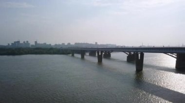 Metro Köprüsü ve Comal Köprüsü. Novosibirsk şehrinin panoraması. Ob nehrinin manzarası. - Rusya. Video kaydı. UltraHD (4K)