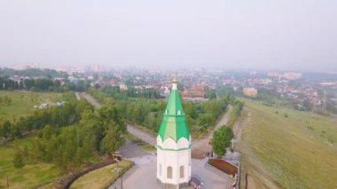 PARASKEVA PYATNITSA CHAPEL. Krasnoyarsk 'ın sembolü ve şehrin ana simgelerinden biri. Video kaydı. UltraHD (4K)