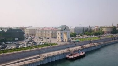 Rusya, Irkutsk - 27 Temmuz 2018: Moskova Kapısı. Angara Nehri 'nin kenarındaki toprak parçası. Video kaydı. UltraHD (4K)