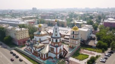 Rusya, Irkutsk. Epifani Katedrali. Ortodoks tapınağı Katolik tapınağı. Video kaydı. UltraHD (4K)