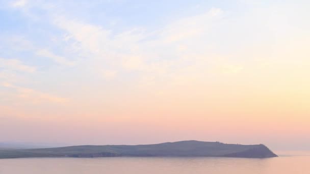 ロシア バイカル湖 モンゴルへ島 小さな海湾 岬ウランバートル Khushun Nyurgan 岬からの眺め 日没から夜に移行します ビデオ — ストック動画