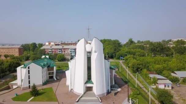 ロシア イルクーツク国際空港 2018 神の母の真っ白な心の大聖堂 カトリック教会 プロテスタントの教会です 建築様式 構成主義 ビデオ Ultrahd — ストック動画