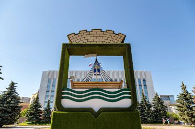 Rusya, Tyumen - 15 Temmuz 2018: arması Tyumen şehir şehir idaresi ve Tyumen Belediye duma binanın arka planda