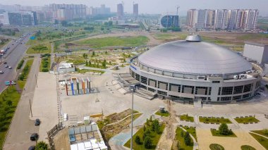 Rusya, Krasnoyarsk - 23 Temmuz 2018: Spor tesisi. Arena-Kuzey (Arena çok fonksiyonlu kompleks Sever), Dron üzerinden  