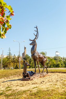 Rusya, Omsk - 17 Temmuz 2018: Geyik. Anıt heykel. İrtiş dolgu üzerinde yüklü