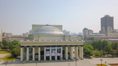 Rusya, Novosibirsk - 19 Temmuz 2018: Novosibirsk Devlet Akademik Tiyatrosu Opera ve Balesi, Dron üzerinden  