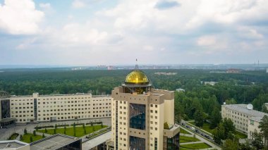 Yeni ana bina Novosibirsk State University. Novosibirsk, Rusya Federasyonu. Akademgorodok, Dron üzerinden  