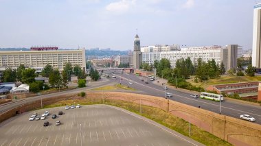 Rusya, Krasnoyarsk - 22 Temmuz 2018: Şehir saat. Tiyatro Meydanı. Yazıt ve saat - Krasnoyarsk 2019. Krasnoyarsk, Dron üzerinden şehir panoraması  