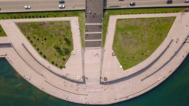Rusya, Irkutsk. Angara Nehri, Aşıklar Köprüsü sonsuz ateşi, şehir yönetim çıkabilir. Şehrin Dron üzerinden genel Panoraması  