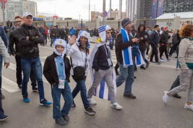 Rusya, Yekaterinburg - 15 Haziran 2018: Neşeli hayranları Uruguay Maç Mısır - Uruguay. Rusya'nın Dünya Kupası 2018