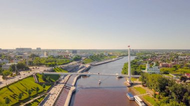 Tyumen şehir, Aşıklar Köprüsü nehir Tura çıkabilir. Rusya, Rus metin - Tyumen, Dron üzerinden  