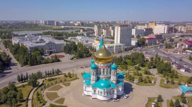 Kutsal Bakire Meryem, kentin panoramik manzarasına varsayımı Katedrali. Omsk, Rusya, Dron  