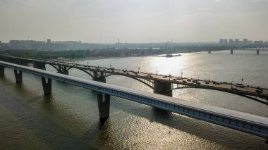 Metro Köprüsü ve toplumsal Köprüsü. Novosibirsk şehir panoraması. Nehirde OB Rusya, Dron üzerinden görüntülemek  
