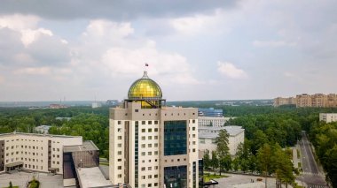 Yeni ana bina Novosibirsk State University. Novosibirsk, Rusya Federasyonu. Akademgorodok, Dron üzerinden  