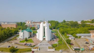 Rusya, Irkutsk - 27 Temmuz 2018: Tanrı'nın annesi tertemiz kalbinde katedral. Katolik Kilisesi, Protestan Kilisesi. Mimari tarzı - yapısalcılık, Dron üzerinden  