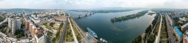 Rusya, Krasnoyarsk - 23 Temmuz 2018: Silindirik panorama. Yenisey Irmağı üzerinde ortak köprü