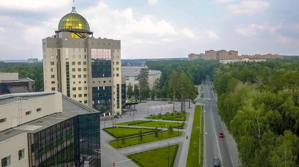 Yeni ana bina Novosibirsk State University. Novosibirsk, Rusya Federasyonu. Akademgorodok, Dron üzerinden  