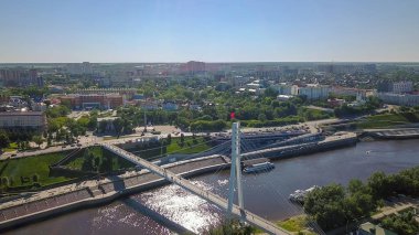 Tyumen şehir, Aşıklar Köprüsü nehir Tura çıkabilir. Rusya, Tyumen, Dron üzerinden  