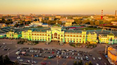 Omsk şehir merkez demiryolu İstasyonu. İstasyon binası. Gün batımı. Rusya'dan Dron  