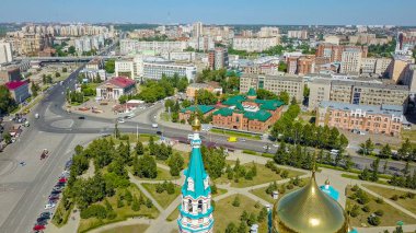 Kutsal Bakire Meryem, kentin panoramik manzarasına varsayımı Katedrali. Omsk, Rusya, Dron  