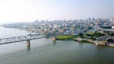Novosibirsk ilk demiryolu köprüsü. Novosibirsk şehir panoraması. Nehirde OB Rusya, Dron üzerinden görüntülemek  