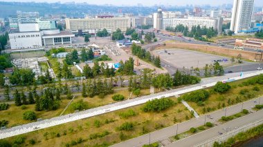 Rusya, Krasnoyarsk - 22 Temmuz 2018: Tiyatro Meydanı. Ortak köprü. Krasnoyarsk, Dron üzerinden şehir panoraması  