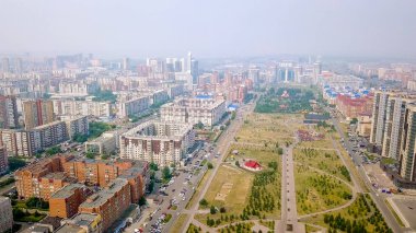 Rusya, Krasnoyarsk - 23 Temmuz 2018: Park Krasnoyarsk şehir 400 yıl sonra adında. Şehir panoraması, Dron üzerinden  