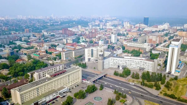 ロシア クラスノヤルスク 2018 市時計 劇場広場 都市管理 クラスノヤルスクからのむのすきの市内のパノラマ — ストック写真