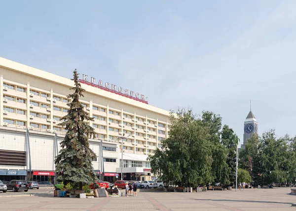 Rosja Krasnojarsk Lipca 2018 Centralnego Placu Hotel Krasnojarsk Duży Napis — Zdjęcie stockowe