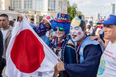 Rusya, Yekaterinburg - 24 Haziran 2018: Futbol taraftarları Sinigal vs Japonya stadium Ekaterinburg Arena yakınındaki maçtan önce. Fifa Dünya Kupası 2018