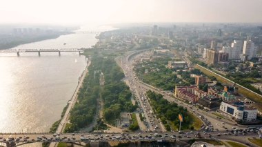 Rusya, Novosibirsk - 19 Temmuz 2018: Novosibirsk şehir panoraması. Köprüleri ve nehrin OB Rusya, Dron üzerinden görünümü  