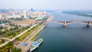 Rusya, Krasnoyarsk - 22 Temmuz 2018: Ortak köprü. Tiyatro Meydanı. şehir yönetimi. Krasnoyarsk, Dron üzerinden şehir panoraması  