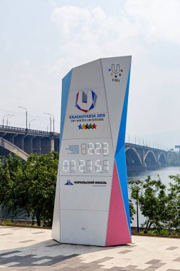 Rusya, Krasnoyarsk - 23 Temmuz 2018: Krasnoyarsk Yenisey Irmağı dolgu üzerinde Dünya Üniversite Oyunları 2019 başlangıcı için geri sayım elektronik izlemek