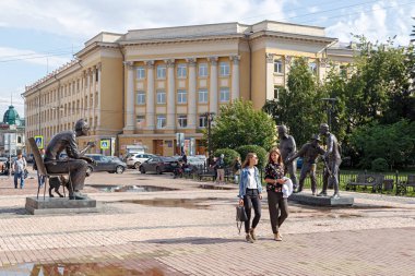 Rusya, Irkutsk - 25 Temmuz 2018: Leonid Gayday anıt. Morgunov Byvaly (deneyimli), Nikulin Balbes (Dumb Ass) yapıldı ve Vitsin Trus (korkak oldu)