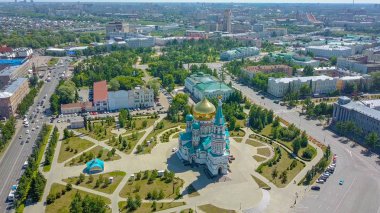 Kutsal Bakire Meryem, kentin panoramik manzarasına varsayımı Katedrali. Omsk, Rusya, Dron  