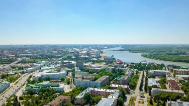 İrtiş ve Om nehirler, kentin panoramik manzarasına birleşmesi. Omsk, Rusya, Dron  