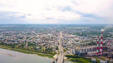Kuznetsk Köprü Nehri Tom. Kemerovo şehir manzarasına. Rusya'dan Dron  