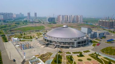 Rusya, Krasnoyarsk - 23 Temmuz 2018: Spor tesisi. Arena-Kuzey (Arena çok fonksiyonlu kompleks Sever), Dron üzerinden  