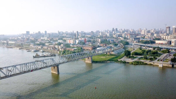 Первый железнодорожный мост в Новосибирске. Панорама города Новосибирска. Вид на реку Обь. Россия, Дрон
  