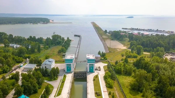 送料ゲートウェイからのむのすき オビ川にノボシビルスク水力発電所の — ストック写真