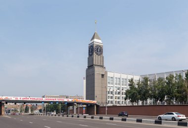 Rusya, Krasnoyarsk - 23 Temmuz 2018: Krasnoyarsk şehir Yönetim (Krasnoyarsk büyük Ben, şehir Saat Kulesi)